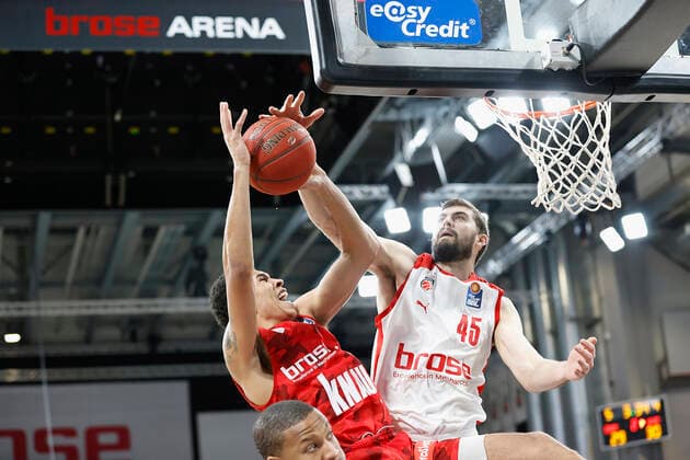 Germany, Bamberg, Brose Arena, 16 12 2020, emspor, emonline, despor, deonline, Brose Bamberg vs s Oliver Wuerzburg, Basketball, BBL picture v li Devon Hall Brose Bamberg , Tyson Ward s Oliver Wuerzburg and David Kravish Brose Bamberg Copyright: HMBxMedia xHeikoxBecker