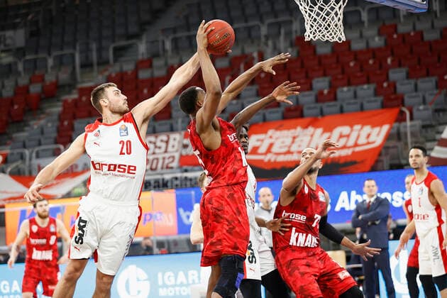 Germany, Bamberg, Brose Arena, 16 12 2020, emspor, emonline, despor, deonline, Brose Bamberg vs s Oliver Wuerzburg, Basketball, BBL picture v li Chase Fieler Brose Bamberg , Justin Sears s Oliver Wuerzburg , Norense Odiase Brose Bamberg and Alex King s Oliver Wuerzburg Copyright: HMBxMedia xHeikoxBecker