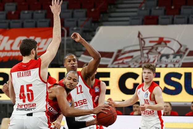 Germany, Bamberg, Brose Arena, 16 12 2020, emspor, emonline, despor, deonline, Brose Bamberg vs s Oliver Wuerzburg, Basketball, BBL picture v li David Kravish Brose Bamberg , Alex King s Oliver Wuerzburg , Devon Hall Brose Bamberg and Tayler Persons s Oliver Wuerzburg Copyright: HMBxMedia xHeikoxBecker