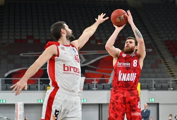 BAMBERG 16 12 2020 basketball easycredit 1 basketball Bundesliga 4 matchday Brose Bamberg vs s oliver Würzburg Tayler Persons 8, s oliver Würzburg throws against David Kravish 45, Brose Bamberg photo Hans Martin Issler isslerimages Brose Bamberg vs s oliver Würzburg
