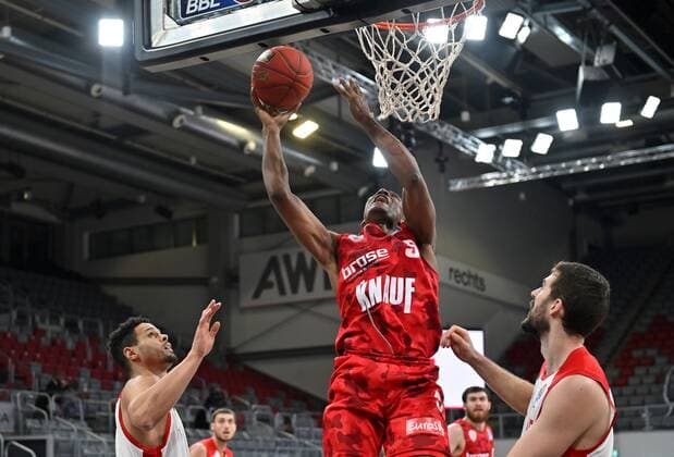 BAMBERG 16 12 2020 basketball easycredit 1 basketball Bundesliga 4 matchday Brose Bamberg vs s oliver Würzburg Justin Sears 5, s oliver Würzburg throws against Dominic Lockhart 3, Brose Bamberg and David Kravish 45, Brose Bamberg photo Hans Martin Issler isslerimages Brose Bamberg vs s oliver Würzburg