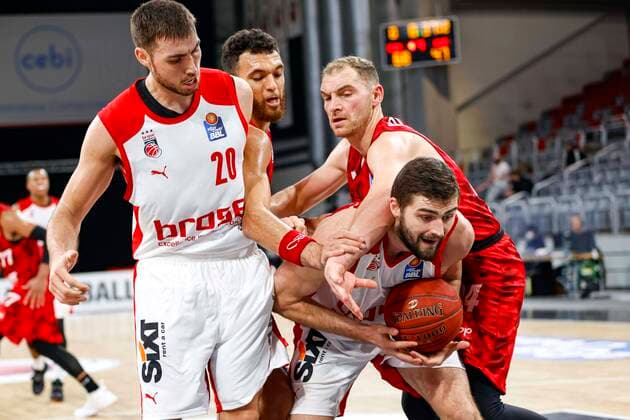 bottom right David Kravish Brose Bamberg, 45 top right Felix Hoffmann s oliver Würzburg, 34 left Chase Fieler Brose Bamberg, 20 Brose Bamberg s oliver Würzburg Wuerzburg easyCredit BBL Basketball Bundesliga Basketball Season 2020 21 4 Matchday, 16 12 2020 Bamberg, Brose Arena Copyright: DanielxLöb