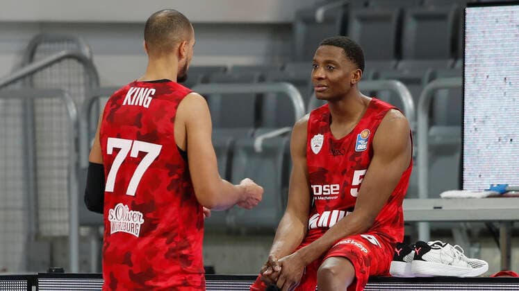 Germany, Bamberg, Brose Arena, 16 12 2020, emspor, emonline, despor, deonline, Brose Bamberg vs s Oliver Wuerzburg, Basketball, BBL picture v li Alex King s Oliver Wuerzburg and Brekkott Chapman s Oliver Wuerzburg Copyright: HMBxMedia xHeikoxBecker