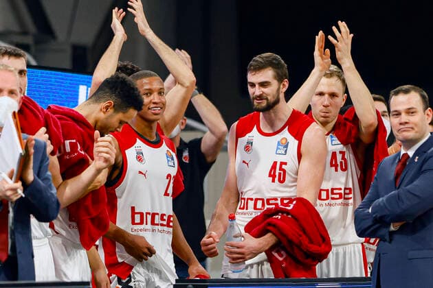 vlnr Dominic Lockhart Brose Bamberg, 03 Devon Hall Brose Bamberg, 22 David Kravish Brose Bamberg, 45 Christian Sengfelder Brose Bamberg, 43 Headcoach Johan Roijakkers Brose Bamberg Brose Bamberg s oliver Würzburg Wuerzburg easyCredit BBL Basketball Bundesliga Basketball Season 2020 21 4 Matchday, 16 12 2020 Bamberg, Brose Arena Copyright: DanielxLöb