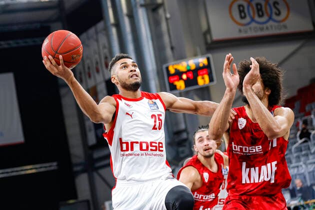 left Kenneth Ogbe Brose Bamberg, 25 right Zach Smith s oliver Würzburg, 11 Brose Bamberg s oliver Würzburg Wuerzburg easyCredit BBL Basketball Bundesliga Basketball season 2020 21 4 matchday, 16 12 2020 Bamberg, Brose Arena Copyright: DanielxLöb