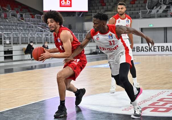 BAMBERG 16 12 2020 basketball easycredit 1 basketball Bundesliga 4 matchday Brose Bamberg vs s oliver Würzburg Zach Smith 11, s oliver Würzburg moves to the basket against Norense Odiase 32, Brose Bamberg photo Hans Martin Issler isslerimages Brose Bamberg vs s oliver Würzburg