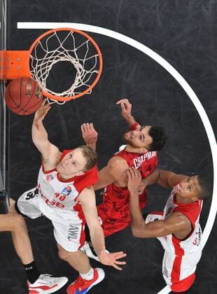 BAMBERG 16 12 2020 basketball easycredit 1 basketball Bundesliga 4 matchday Brose Bamberg vs s oliver Würzburg Christian Sengfelder 43, Brose Bamberg throws against Brekkott Chapman 2, s oliver Würzburg photo Hans Martin Issler isslerimages Brose Bamberg vs s oliver Würzburg