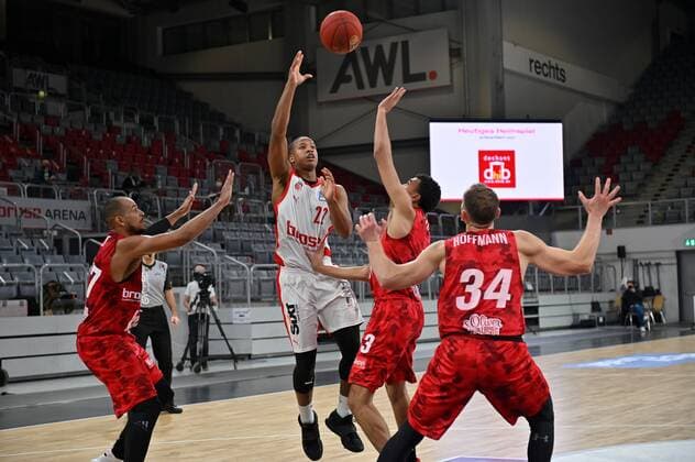 BAMBERG 16 12 2020 basketball easycredit 1 basketball Bundesliga 4 matchday Brose Bamberg vs s oliver Würzburg Devon Hall 22, Brose Bamberg with alley hoop face-off against Alex King 77, s oliver Würzburg , Tyson Ward 3, s oliver Würzburg and Felix Hoffmann 34, s oliver Würzburg photo Hans Martin Issler isslerimages Brose Bamberg vs s oliver Würzburg
