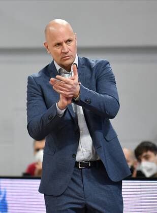 BAMBERG 16 12 2020 basketball easycredit 1 basketball Bundesliga 4 matchday Brose Bamberg vs s oliver Würzburg Denis Wucherer head coach s oliver Würzburg applauds his team photo Hans Martin Issler isslerimages Brose Bamberg vs s oliver Würzburg