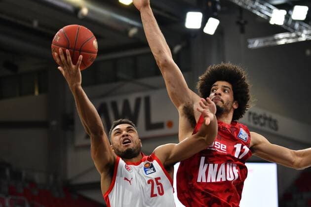 BAMBERG 16 12 2020 basketball easycredit 1 basketball Bundesliga 4 matchday Brose Bamberg vs s oliver Würzburg Kenneth Ogbe 25, Brose Bamberg vs Zach Smith 11, s oliver Würzburg photo Hans Martin Issler isslerimages Brose Bamberg vs s oliver Würzburg