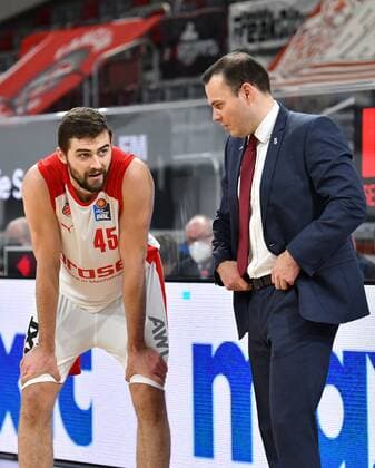 BAMBERG 16 12 2020 basketball easycredit 1 basketball Bundesliga 4 matchday Brose Bamberg vs s oliver Würzburg head coach Johan Roijakkers Brose Bamberg talks to David Kravish 45, Brose Bamberg photo Hans Martin Issler isslerimages Brose Bamberg vs s oliver Würzburg