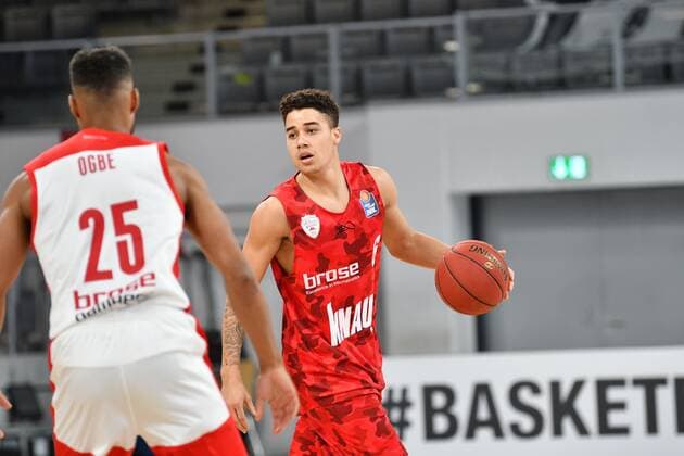 BAMBERG 16 12 2020 basketball easycredit 1 basketball Bundesliga 4 matchday Brose Bamberg vs s oliver Würzburg Joshua Obiesie 6, s oliver Würzburg vs Kenneth Ogbe 25, Brose Bamberg photo Hans Martin Issler isslerimages Brose Bamberg vs s oliver Würzburg