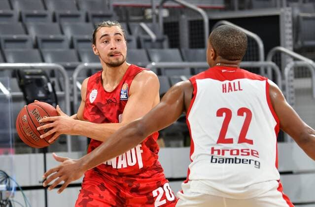 BAMBERG 16 12 2020 basketball easycredit 1 basketball Bundesliga 4 matchday Brose Bamberg vs s oliver Würzburg Julian Albus 20, s oliver Würzburg vs Devon Hall 22, Brose Bamberg photo Hans Martin Issler isslerimages Brose Bamberg vs s oliver Würzburg