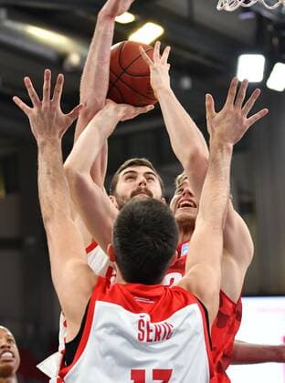 BAMBERG 16 12 2020 basketball easycredit 1 basketball Bundesliga 4 matchday Brose Bamberg vs s oliver Würzburg Jonas Weitzel 27, s oliver Würzburg throws against Mateo Seric 17, Brose Bamberg and David Kravish 45, Brose Bamberg photo Hans Martin Issler isslerimages Brose Bamberg vs s oliver Würzburg