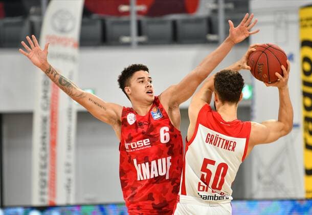 BAMBERG 16 12 2020 basketball easycredit 1 basketball Bundesliga 4 matchday Brose Bamberg vs s oliver Würzburg Joshua Obiesie 6, s oliver Würzburg defends against Joanic Grüttner Bacoul 50, Brose Bamberg photo Hans Martin Issler isslerimages Brose Bamberg vs s oliver Würzburg