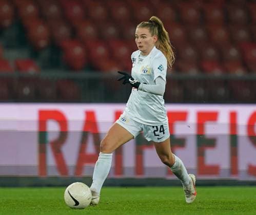 Kim Dubs ( 24 Zürich) controls the ball (action) during the UEFA Women s Champions League (Round 32, 2nd leg) football match between Zürich and St. Pölten at Stadion Letzigrund in Zurich, Switzerland. Zürich vs St. Pölten 566