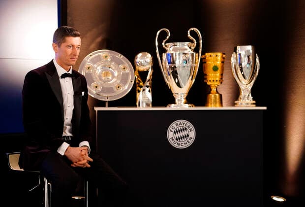 FC Bayern Muenchen Players And Staff Watch FIFA The BEST Awards MUNICH, GERMANY DECEMBER 17 Robert Lewandowski of FC Bayern Muenchen is pictured awaiting the decision of the FIFA Men s Player 2020 during the FIFA The BEST Awards ceremony on December 17, 2020 in Munich, Germany Photo by Pool Marco Donato FC Bayern Pool Getty Images via SVEN SIMON Fotoagentur Munich Bavaria Germany Poolfoto SvenSimon Marco Donato-FC Bayern Pool via Getty Images ,EDITORIAL USE ONLY