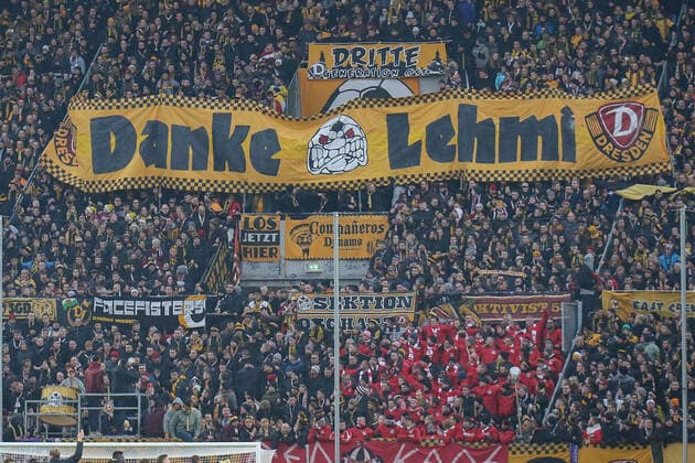 Dresden, Germany 03 December 2017 2 BL 17 18 Dynamo Dresden vs Erzgebirge Aue The fans thank Vorsaenger Stefan Lehmi Lehmann 2 BL 17 18 Dynamo Dresden vs Erzgebirge Aue. twel