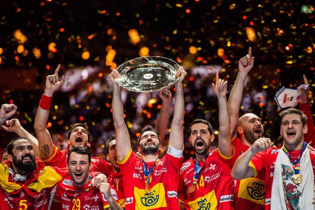 201218 This picture is part of Bildbyran?s selection of the best sports photos from 2020 Originally published 200126 Raul Entrerrios Rodriguez of Spain hoists the winner?s trophy when celebrating with teammates during the EHF European Handball Championship final between Spain and Croatia on January 26, 2020 in Stockholm, Sweden Photo Johanna Lundberg BILDBYRAN 136108 bbeng ehf euro 2020 em 2020 european men?s handball championship 2020 handball handboll handbolls em 2020 final Spain Spanien Croatia Kroatien jubel jublar guld guldmedalj medalj topx,  Copyright: JOHANNAxLUNDBERG BB201218JL001