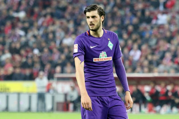 Koeln, Deutschland 05. Mai 2017: 1. BL - 16 17 - 1. FC Koeln vs. Werder Bremen Florian Grillitsch (Bremen) Aktion . Einzelbild . mit zerrissenem Ärmel 1. BL - 16 17 - 1. FC Koeln vs. Werder Bremen *** Koeln, Germany 05 May 2017 1 BL 16 17 1 FC Koeln vs Werder Bremen Florian Grillitsch Bremen action single shot with torn sleeve 1 BL 16 17 1 FC Koeln vs Werder Bremen swun