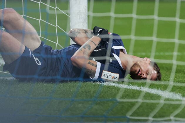 Bilder des Jahres 2020, Sport 12 Dezember Sport Bilder des Tages 18.12.2020, Fussball, Saison 2020 2021, 2. Bundesliga, 13. Spieltag - VfL Bochum 1848 - 1. FC Heidenheim 1846, Simon Zoller (VfL Bochum 1848) schießt das Tor zum 2:0 und verletzt sich dabei. DFL REGULATIONS PROHIBIT ANY USE OF PHOTOGRAPHS AS IMAGE SEQUENCES AND OR QUASI-VIDEO. Bochum Vonovia Ruhrstadion NRW Deutschland xRHR-FOTO DEx *** 18 12 2020, Football, Season 2020 2021, 2 Bundesliga, 13 Matchday VfL Bochum 1848 1 FC Heidenheim 1846, Simon Zoller VfL Bochum 1848 scores the goal to make it 2 0 and gets injured DFL REGULATIONS PROHIBIT ANY USE OF PHOTOGRAPHS AS IMAGE SEQUENCES AND OR QUASI VIDEO Bochum Vonovia Ruhrstadion NRW Germany xRHR FOTO DEx
