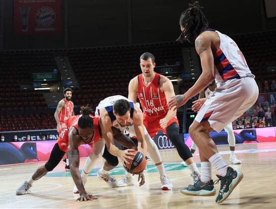 18 12 2020, EuroLeague, FC Bayern Basketball vs Baskonia, Audi Dome Munich, pictured Jalen Reynolds FCB Basketball , Alec Peters Baskonia , Paul Zipser FCB Basketball and Pierria Henry Baskonia.