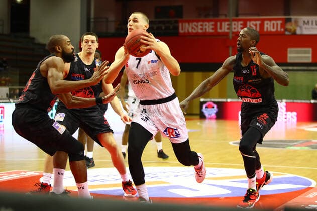 Jonas Richter Chemnitz in a duel with Brandon Thomas Giessen, left Jobstairs Giessen 46ers vs Niners Chemnitz, Basketball, easyCredit BBL, 18 12 2020 Jobstairs Giessen 46ers vs Niners Chemnitz, Basketball, easyCredit BBL, 18 12 2020 Giessen Copyright: xEibner-Pressefotox EP_RWS