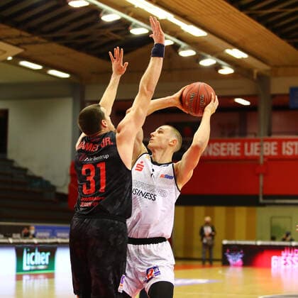 Jonas Richter Chemnitz one-on-one with Scottie James Jr Giessen Jobstairs Giessen 46ers vs Niners Chemnitz, basketball, easyCredit BBL, 18 12 2020 Jobstairs Giessen 46ers vs Niners Chemnitz, basketball, easyCredit BBL, 18 12 2020 Giessen Copyright: xEibner-Pressefotox EP_RWS