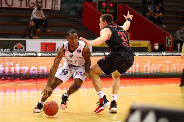 Isiaha Mike Chemnitz one-on-one with Scottie James Jr Giessen Jobstairs Giessen 46ers vs Niners Chemnitz, basketball, easyCredit BBL, 18 12 2020 Jobstairs Giessen 46ers vs Niners Chemnitz, basketball, easyCredit BBL, 18 12 2020 Giessen Copyright: xEibner-Pressefotox EP_RWS