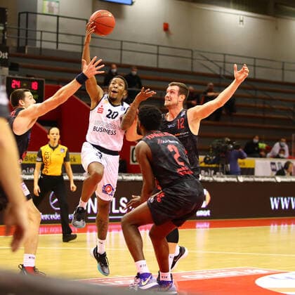 Wes Clark Chemnitz moves to the basket against Scottie James Jr Giessen, left, and Johannes Richter Giessen Jobstairs Giessen 46ers vs Niners Chemnitz, Basketball, easyCredit BBL, 18 12 2020 Jobstairs Giessen 46ers vs Niners Chemnitz, Basketball, easyCredit BBL, 18 12 2020 Giessen Copyright: xEibner-Pressefotox EP_RWS
