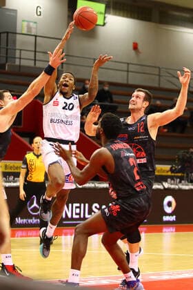 Wes Clark Chemnitz moves to the basket against Scottie James Jr Giessen, left, and Johannes Richter Giessen Jobstairs Giessen 46ers vs Niners Chemnitz, Basketball, easyCredit BBL, 18 12 2020 Jobstairs Giessen 46ers vs Niners Chemnitz, Basketball, easyCredit BBL, 18 12 2020 Giessen Copyright: xEibner-Pressefotox EP_RWS
