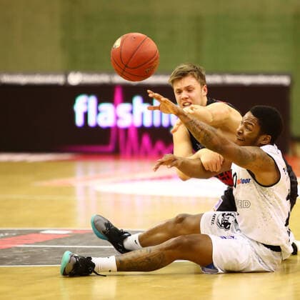 Wes Clark Chemnitz one-on-one with Bjarne Kraushaar Giessen Jobstairs Giessen 46ers vs Niners Chemnitz, Basketball, easyCredit BBL, 18 12 2020 Jobstairs Giessen 46ers vs Niners Chemnitz, Basketball, easyCredit BBL, 18 12 2020 Giessen Copyright: xEibner-Pressefotox EP_RWS