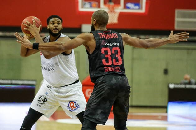 Germany, Giessen, Osthalle, 18 12 2020, easy Credit BBL, 7 Spieltag, JobStairs Giessen 46ers NINERS Chemnitz Picture from left Joseph Lawson III Niners Chemnitz , Brandon Thomas Jobstairs Giessen 46ers Copyright: HMBxMedia ThomasxJäger