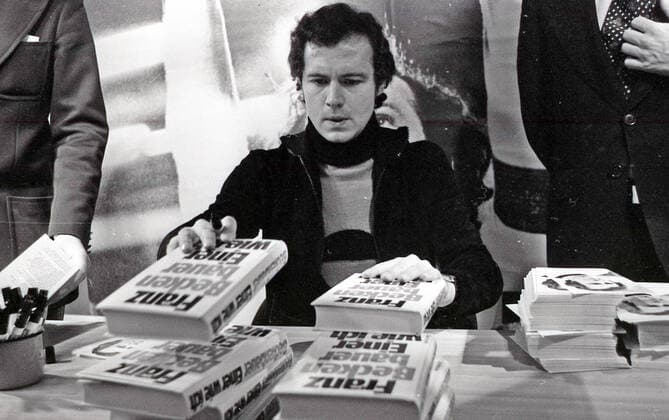 01 02 1975 Football Bundesliga Germany, Stuttgart, 01 02 1975, Football, Bundesliga Franz Beckenbauer with his biography book Einer wie ich (One like me)
