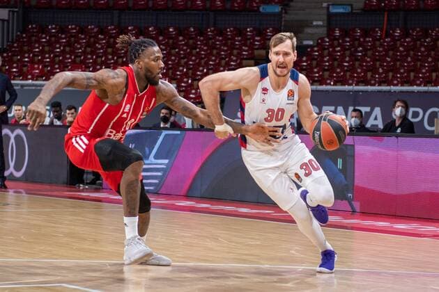 Jalen Reynolds 8 FC Bayern , Zoran Dragic 30 Baskonia Vitoria Gasteiz , FC Bayern Basketball vs Baskonia Vitoria Gasteiz, Basketball, Euroleague, 18 12 2020 Muenchen Bayern Germany Copyright: xkolbert-press UlrichxGamelx
