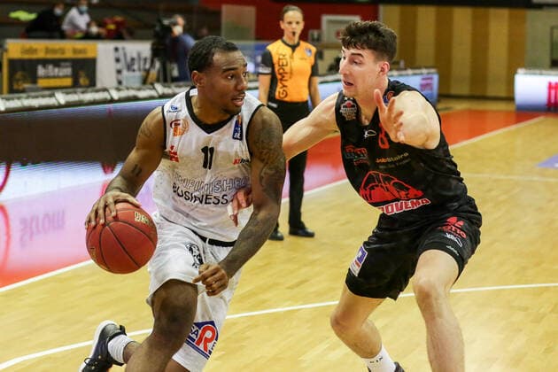 Germany, Giessen, Osthalle, 18 12 2020, easy Credit BBL, 7 Spieltag, JobStairs Giessen 46ers NINERS Chemnitz Picture v li Isiaha Mike Niners Chemnitz , Alen Pjanic Jobstairs Giessen 46ers Copyright: HMBxMedia ThomasxJäger