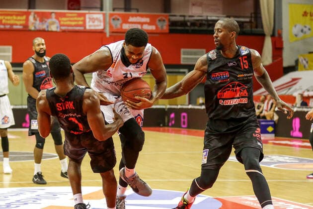 Germany, Giessen, Osthalle, 18 12 2020, easy Credit BBL, 7 Spieltag, JobStairs Giessen 46ers NINERS Chemnitz Picture from left Jonathan Stark Jobstairs Giessen 46ers , Arne Makowka Niners Chemnitz ,Brandon Bowman Jobstairs Giessen 46ers Copyright: HMBxMedia ThomasxJäger