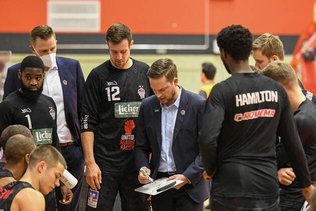 Rolf Scholz, Coach Giessen 7 Spieltag, Basketball Bundesliga, Basketball season 2020 2021, Germany, easyCredit BBL, Germany, Giessen 46ers, giessen black, men, Jobstairs GIESSEN 46ers NINERS Chemnitz, men, Chemnitz white