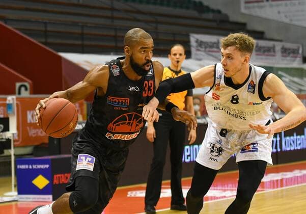 Brandon Thomas, Jan Niklas Wimberg 7 Spieltag, Basketball Bundesliga, Basketball season 2020 2021, Germany, easyCredit BBL, Germany, Giessen 46ers, giessen black, men, Jobstairs GIESSEN 46ers NINERS Chemnitz, men, Chemnitz white