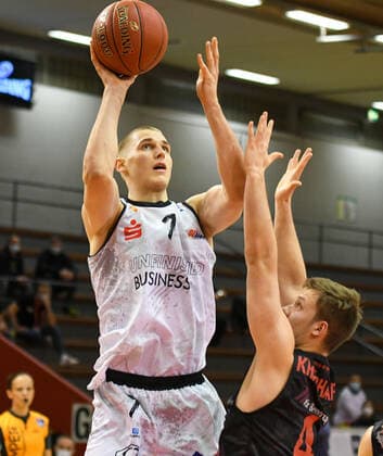 Jonas Richter, Bjarne Kraushaar 7 Spieltag, Basketball Bundesliga, Basketball Saison 2020 2021, Germany, easyCredit BBL, Germany, Giessen 46ers, giessen schwarz, Herren, Jobstairs GIESSEN 46ers NINERS Chemnitz, Männer, Chemnitz weiß