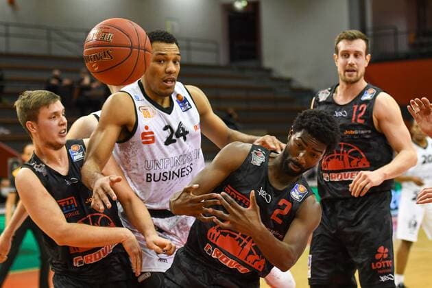Bjarne Kraushaar, George King, Isaac Hamilton, Johannes Richter 7 Spieltag, Basketball Bundesliga, Basketball season 2020 2021, Germany, easyCredit BBL, Germany, Giessen 46ers, giessen black, men, Jobstairs GIESSEN 46ers NINERS Chemnitz, men, Chemnitz white