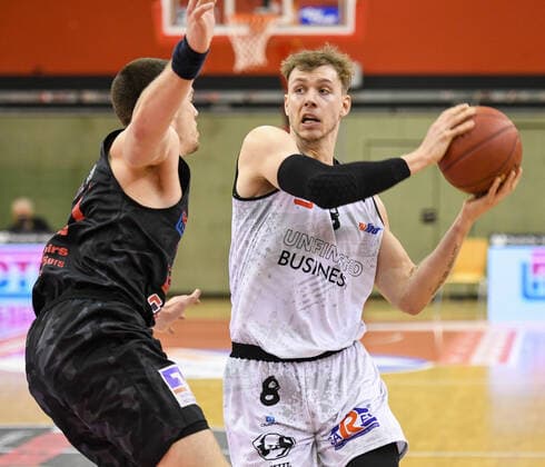 Scottie James jr , Jan Niklas Wimberg 7 matchday, Basketball Bundesliga, Basketball season 2020 2021, Germany, easyCredit BBL, Germany, Giessen 46ers, giessen black, men, Jobstairs GIESSEN 46ers NINERS Chemnitz, men, Chemnitz white