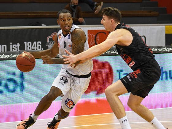 Isiaha Mike, Alen Pjanic 7 Spieltag, Basketball Bundesliga, Basketball season 2020 2021, Germany, easyCredit BBL, Germany, Giessen 46ers, giessen black, men, Jobstairs GIESSEN 46ers NINERS Chemnitz, men, Chemnitz white
