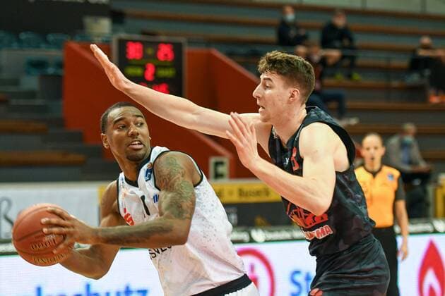 Isiaha Mike, Alen Pjanic 7 Spieltag, Basketball Bundesliga, Basketball season 2020 2021, Germany, easyCredit BBL, Germany, Giessen 46ers, giessen black, men, Jobstairs GIESSEN 46ers NINERS Chemnitz, men, Chemnitz white