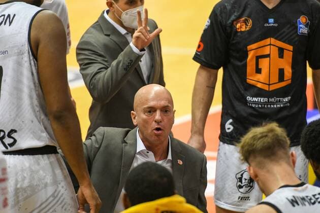 Rodrigo Pastore, Coach Chemnitz 7 Spieltag, Basketball Bundesliga, Basketball season 2020 2021, Germany, easyCredit BBL, Germany, Giessen 46ers, giessen black, men, Jobstairs GIESSEN 46ers NINERS Chemnitz, men, Chemnitz white