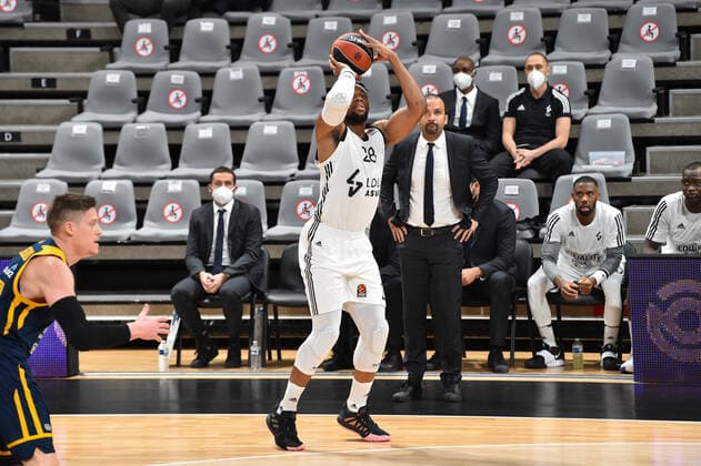 Guerschon Yabusele et TJ Parker (asvel) BASKETBALL : LDLC ASVEL vs Khimki Moscou - Euroleague - 18 12 2020 FredericChambert Panoramic 