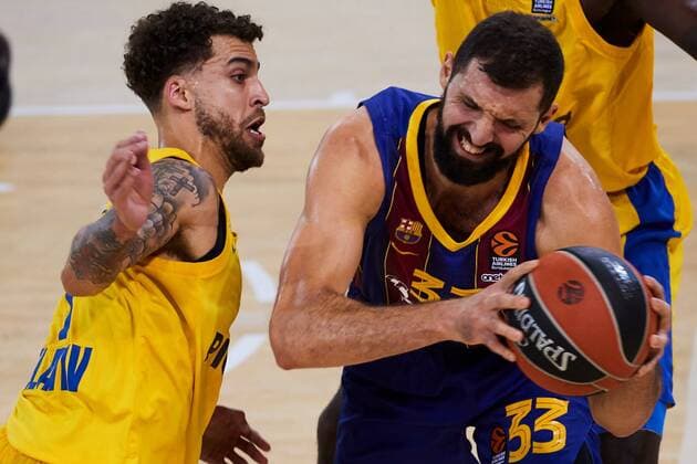 Barça s Nikola Mirotic (R) in action against Maccabi Tel Aviv s Scottie Wilbekin (L) during the Euroleague basketball game between FC Barcelona, Barca and Maccabi Tel Aviv held at Palau Blaugrana arena in Barcelona, Spain, 18 December 2020. FC Barcelona - Maccabi Tel Aviv !ACHTUNG: NUR REDAKTIONELLE NUTZUNG!  Copyright: xAlejandroxGarciax GRAF8373 20201218-637439249160886098