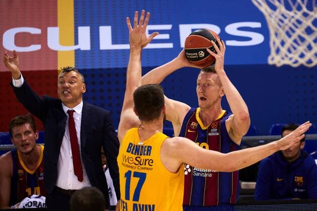 Barça s Roland Smitds (R) in action against Maccabi Tel Aviv s Drahgan Bender (2-R) during the Euroleague basketball game between FC Barcelona, Barca and Maccabi Tel Aviv held at Palau Blaugrana arena in Barcelona, Spain, 18 December 2020. FC Barcelona - Maccabi Tel Aviv !ACHTUNG: NUR REDAKTIONELLE NUTZUNG!  Copyright: xAlejandroxGarciax GRAF8375 20201218-637439249772757805