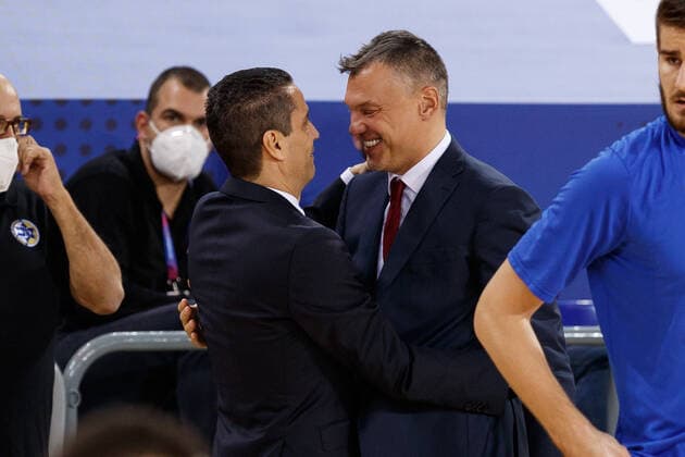December 18, 2020, Barcelona, Spain: Sarunas Jasikevicius of FC Barcelona, Barca with Ioannis Sfairopoulos of Maccabi Playtika Tel Aviv during the Turkish Airlines EuroLeague match between FC Barcelona and Maccabi Playtika Tel Aviv at Palau Blaugrana in Barcelona, Spain. Barcelona Spain - ZUMAd159 20201218_zia_d159_001 Copyright: xDavidxRamirezx