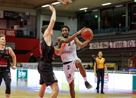 Germany, Giessen, Osthalle, 18 12 2020, easy Credit BBL, 7 Spieltag, JobStairs Giessen 46ers NINERS Chemnitz Picture from left Alen Pjanic Jobstairs Giessen 46ers , Terrell Harris Niners Chemnitz Copyright: HMBxMedia ThomasxJäger